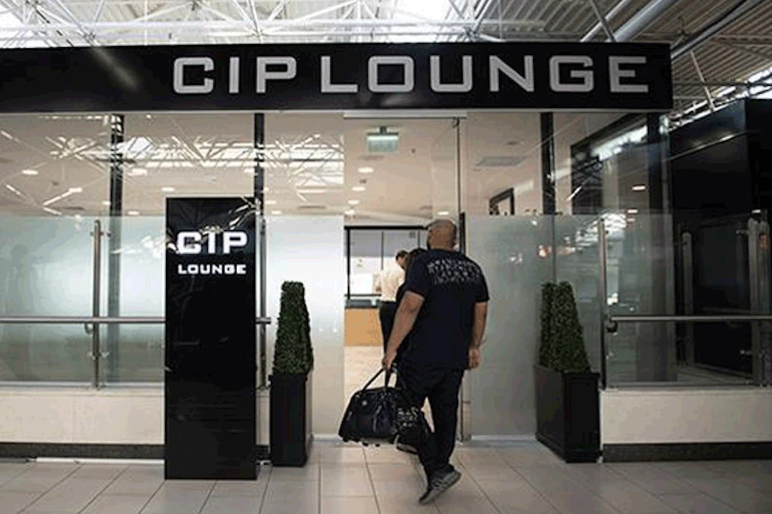 Eingang mit Glasschiebetüren zur CIP Lounge in Terminal 2 am Flughafen Antalya