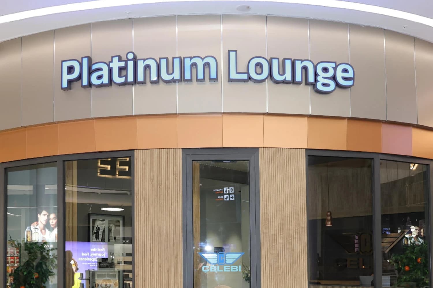 Eingang der Celebi International Platinum Lounge am Flughafen Adana mit Leuchtschrift über der Glastür