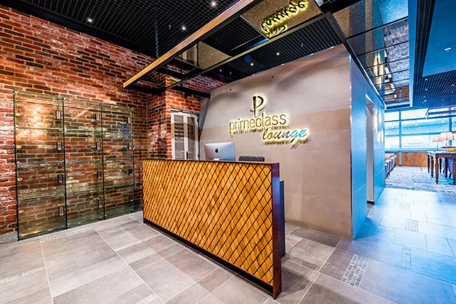 Empfangstresen mit Holzfront und Leuchtschrift der Primeclass Lounge in Terminal 2 am Flughafen Frankfurt