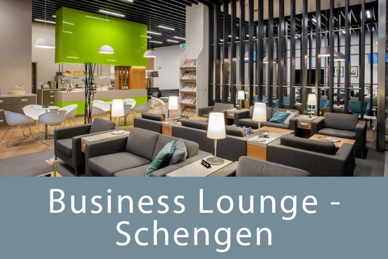 Sitzgruppen und grüne Buffetstation in der Business Lounge am Flughafen Krakau