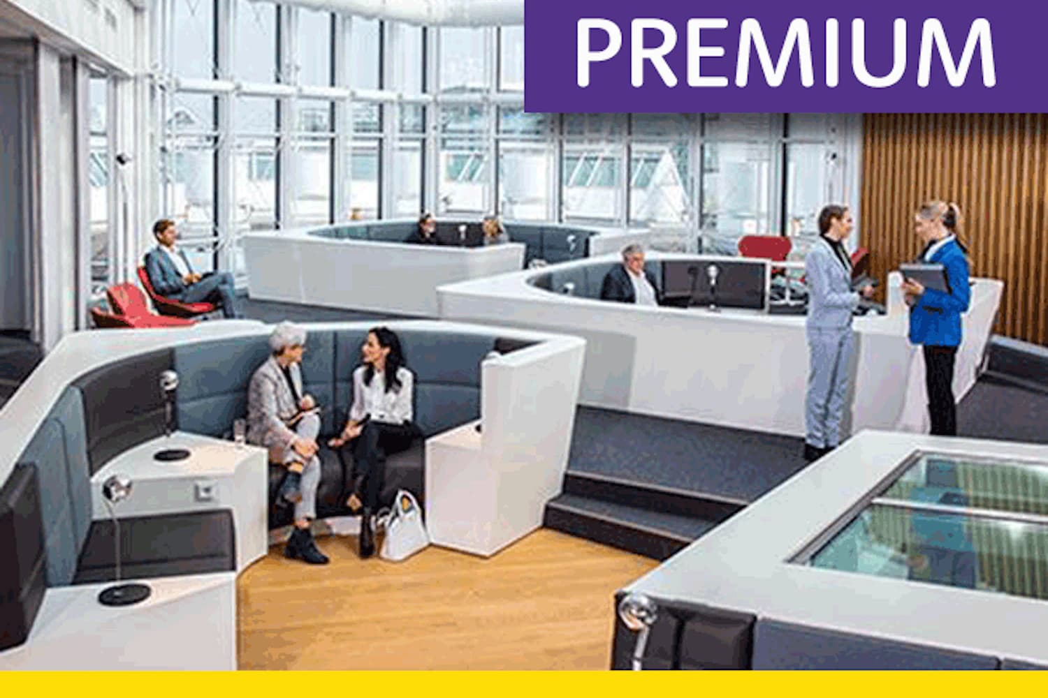 Helle Flughafenlounge mit modularen Sitznischen, großen Panoramafenstern und Gästen im Gespräch.