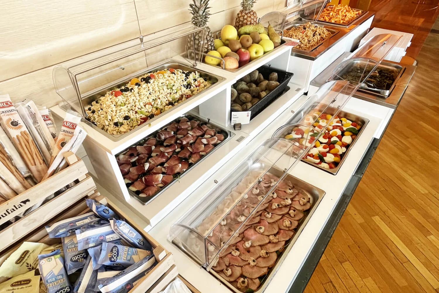 Buffet mit Obst, Salaten, Aufschnitt und Mozzarella in der Piemonte Lounge am Flughafen Turin